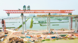 江门：黄茅海跨海通道千吨架桥机完成首次过孔施工