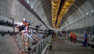 广湛高铁湛江湾海底隧道盾构机掘进突破两千米