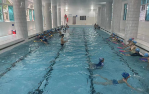 湛江市第四小学校内恒温游泳馆投入使用，方便学生学习游泳