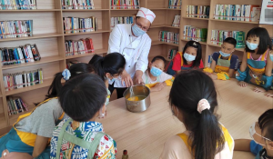 珠海金湾：社区孩子变身“厨房小达人” 学习提升劳动技能