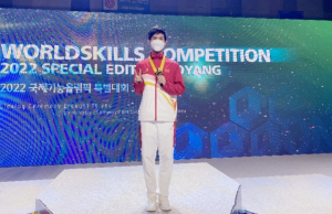 广州“00后”杨书明在2022年世界技能大赛中夺金