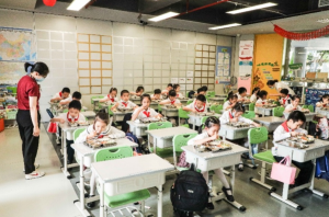 深圳福田区升级午餐午休服务，让学生在校“吃好睡好”健康成长