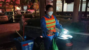 珠海香洲：中山亭社区为环卫工人配备自行车夜行灯