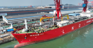 我国首艘LNG加注船在广州交付 可装载3万立方米液化天然气
