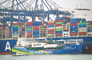 深圳市国际航行船舶LNG首船加注启动