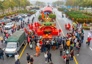 佛山西樵：迎春花市开市 “狮王”热闹巡游