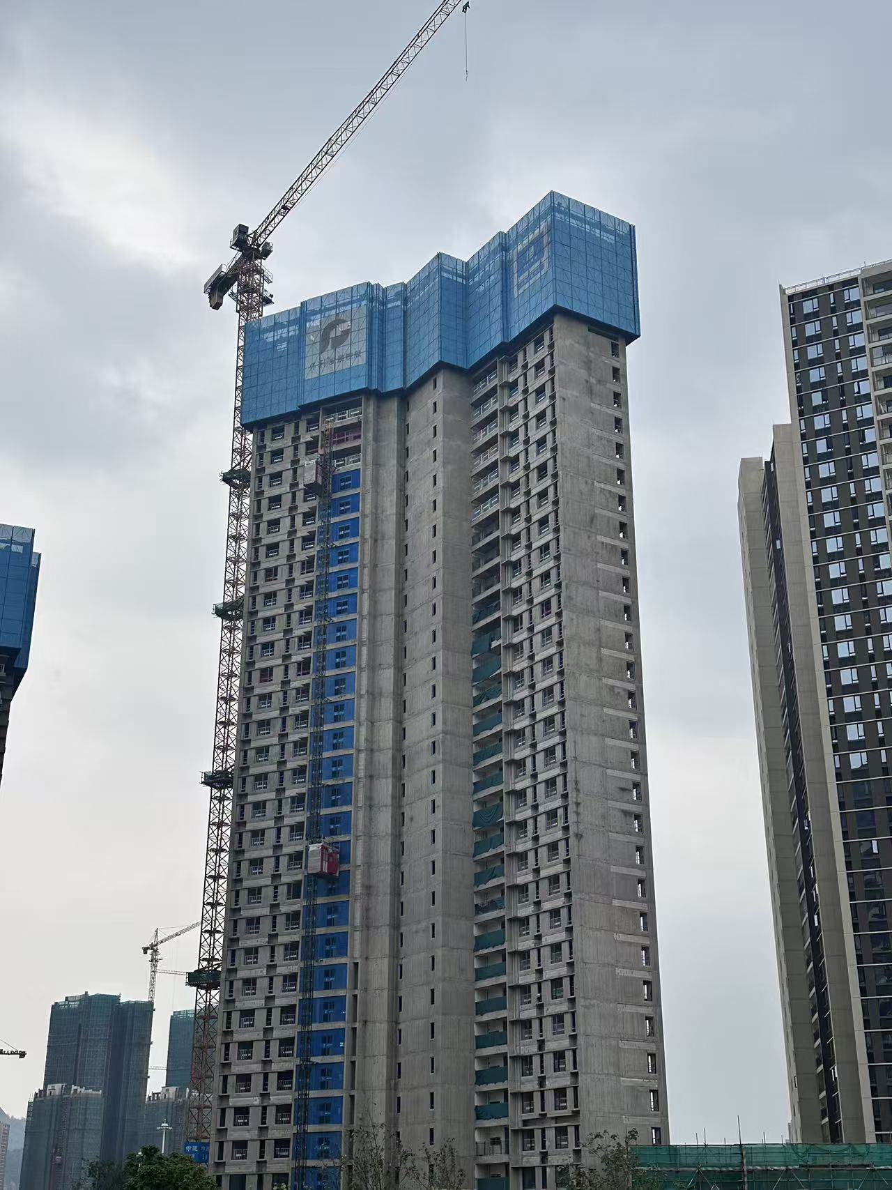 中建六局（中建丝路）承建的保利时光印象花园五期8-11号楼项目总承包工程顺利封顶